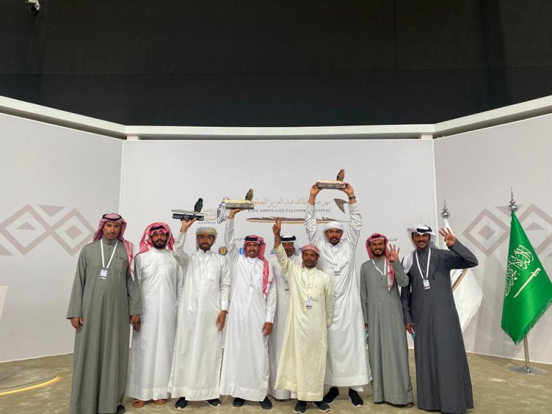 صقارو البحرين يحققون إنجازات غير مسبوقة في مهرجان الملك عبدالعزيز للصقور 