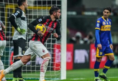 ميلان يتعادل مع بارما ويواصل صدارته للدوري الإيطالي
