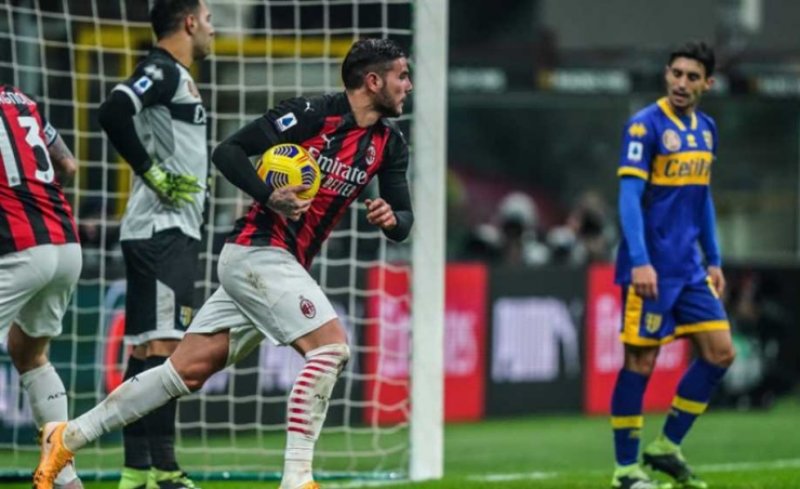 ميلان يتعادل مع بارما ويواصل صدارته للدوري الإيطالي