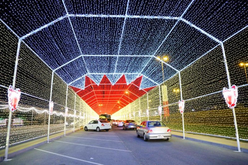 بالصور: البلدية الجنوبية تتزين بالإنارة الليلية وأكبر علم مضيء يعلو شارع 16 ديسمبر