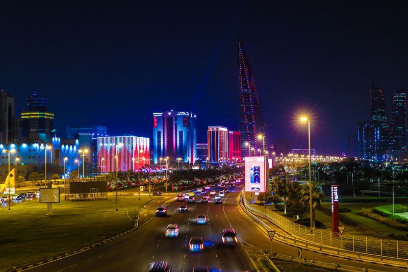 بالصور: البحرين تتوشح بزينة الأعياد الوطنية