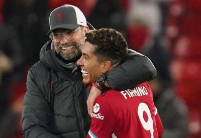 ليفربول ينفرد بالصدارة بعد فوز متأخر على توتنهام