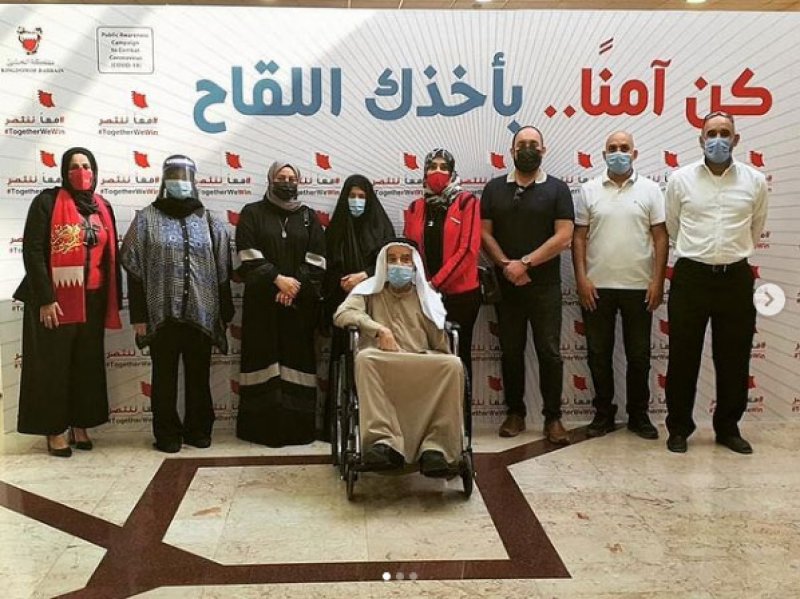 بالصور: عائلة د. جميلة السلمان تتلقى تطعيم كورونا