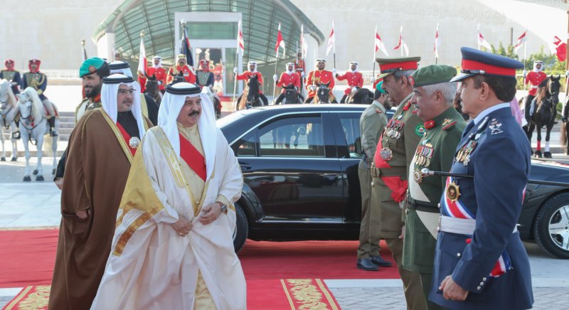 جلالة الملك: أسر الشهداء لا يقلون بطولة عن أبنائهم