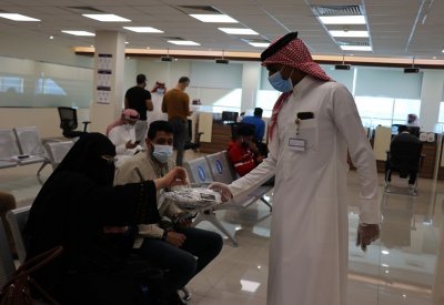 الجنسية والجوازات والإقامة توزع 10 آلاف كمامة على الموظفين والمراجعين