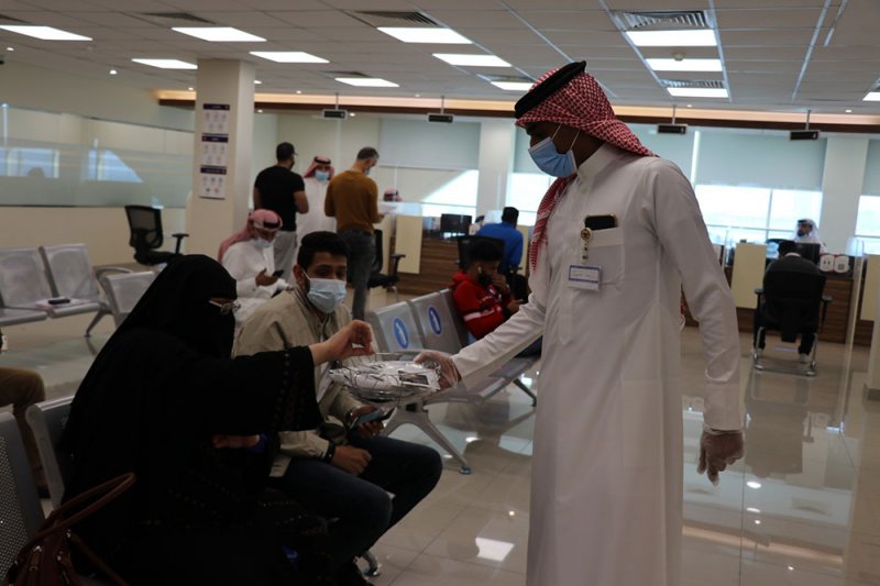 الجنسية والجوازات والإقامة توزع 10 آلاف كمامة على الموظفين والمراجعين