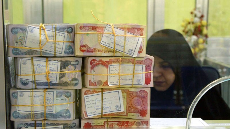 العراق يعلن أكبر خفض لعملته بنسبة تزيد على 20%