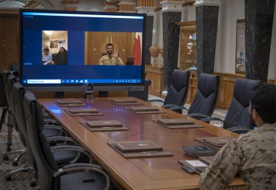 ناصر بن حمد يتفاعل مع عائلة علي الشرقاوي
