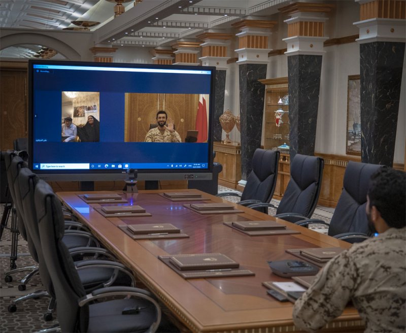 ناصر بن حمد يتفاعل مع عائلة علي الشرقاوي