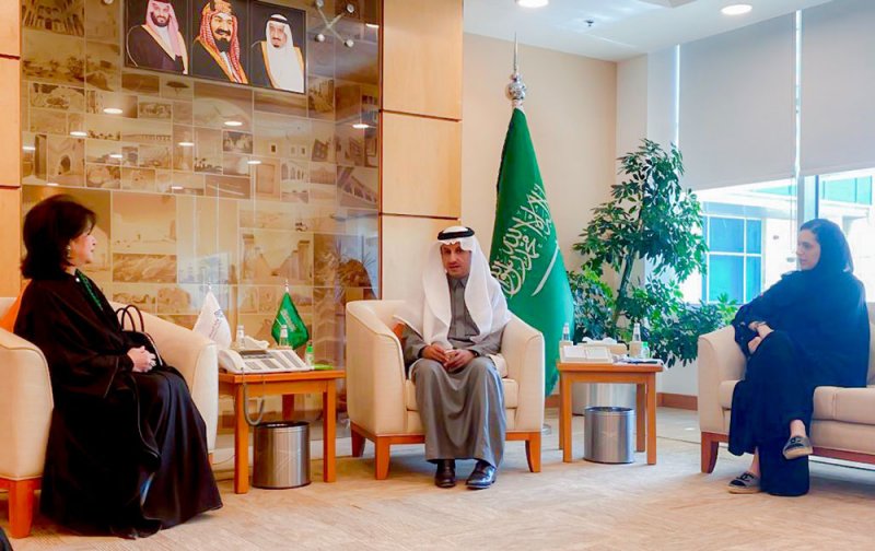 الشيخة ميّ تلتقي بوزير السياحة في السعودية