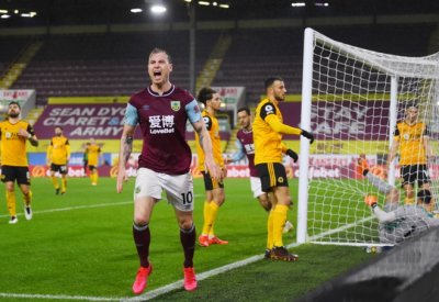 بيرنلي يفوز على وولفرهامبتون 2-1 في الدوري الإنجليزي