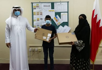 المدارس الحكومية تبدأ في توزيع الحواسيب المحمولة ضمن حملة "فينا خير"