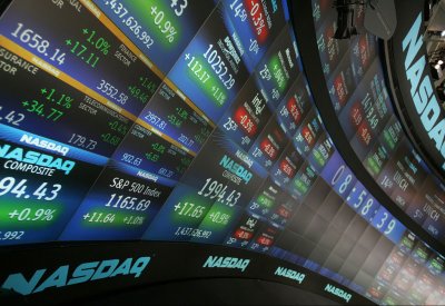 في وقت الأزمات.. كيف تخلق أميركا مئات المليارات من العدم؟