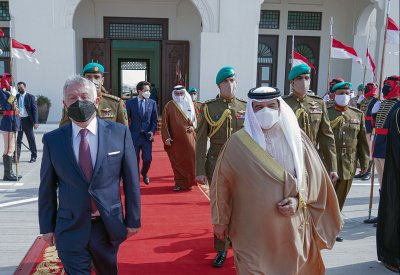 جلالة الملك المفدى في مقدمة مودعي جلالة العاهل الأردني لدى مغادرته البلاد