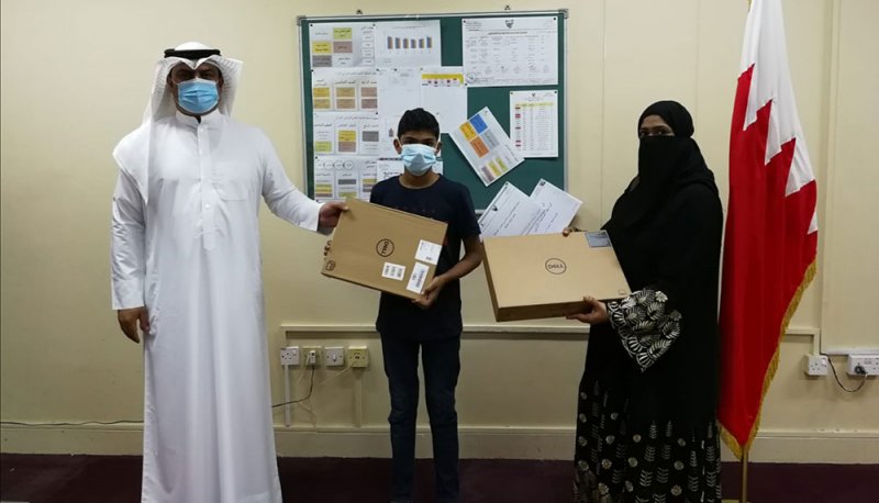 المدارس الحكومية تبدأ في توزيع الحواسيب المحمولة ضمن حملة "فينا خير"
