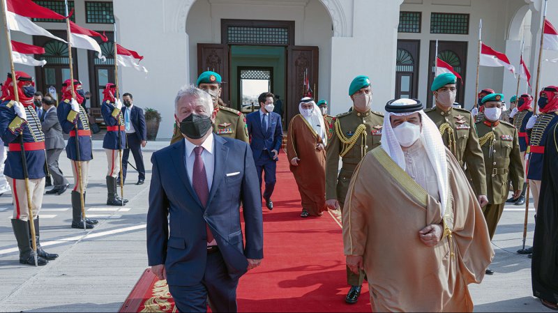 جلالة الملك المفدى في مقدمة مودعي جلالة العاهل الأردني لدى مغادرته البلاد