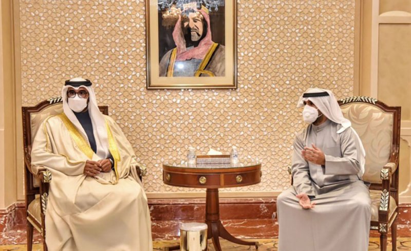 سمو الشيخ عيسى بن سلمان ينقل تعازي جلالة الملك وولي العهد رئيس مجلس الوزراء بوفاة الشيخ ناصر صباح الأحمد
