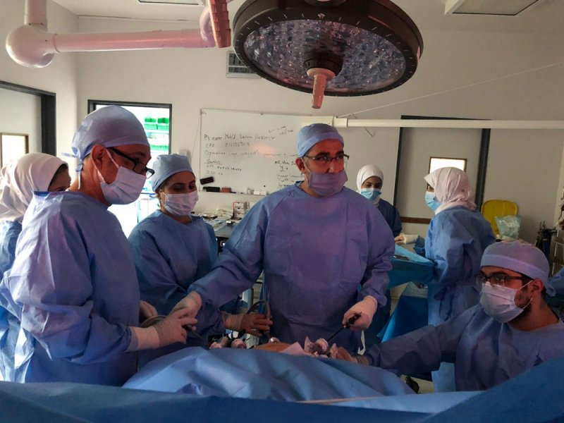 طاقم جراحة المناظير بالسلمانية يجري استئصالا لورم خبيث لشاب ثلاثيني