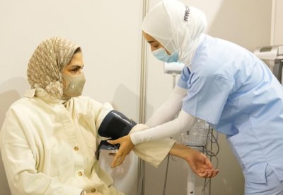 الأنصاري لدى تلقيها لقاح كورونا: دور بارز للمرأة في التوعية بضرورة أخذ اللقاح