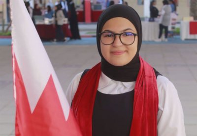 الطالبة ريم المقهوي تنشد أحلى الكلام في حب البحرين وقيادتها
