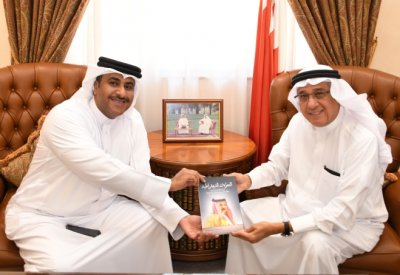 مستشار جلالة الملك لشؤون الإعلام يتسلم نسخة من كتاب التحولات الديمقراطية في عهد جلالة الملك المفدى
