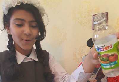 طالبات بالابتدائي والإعدادي يطبقن مشروع "مختبري في بيتي" للتجارب العلمية