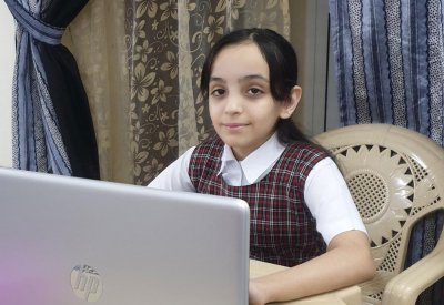 طالبة ابتدائي توجه رسالة للمجتمع عن تجربتها الإيجابية في التعلّم عن بعد