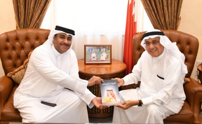 مستشار جلالة الملك لشؤون الإعلام يتسلم نسخة من كتاب التحولات الديمقراطية في عهد جلالة الملك المفدى