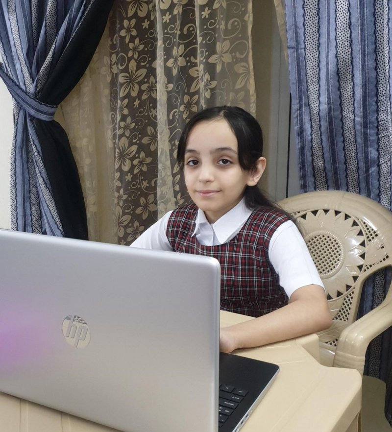 طالبة ابتدائي توجه رسالة للمجتمع عن تجربتها الإيجابية في التعلّم عن بعد