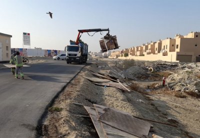 بلدية المحرق تكثف حملات النظافة والتوعية على الأراضي والساحات المفتوحة