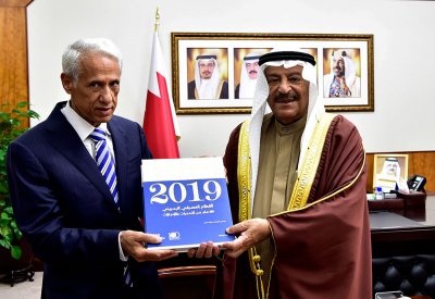 رئيس مجلس الشورى يتسلم نسخة من كتاب «القطاع المصرفي البحريني.. مئة عام من التحديات والإنجازات»