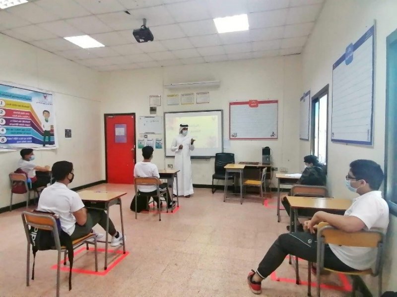 مدرسة البحرين المهنية تنفذ تكريمًا شهريًا للمعلمين المتميزين في تفعيل البوابة التعليمية