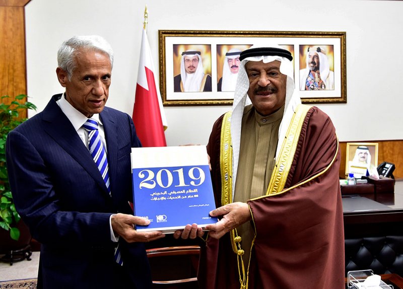 رئيس مجلس الشورى يتسلم نسخة من كتاب «القطاع المصرفي البحريني.. مئة عام من التحديات والإنجازات»