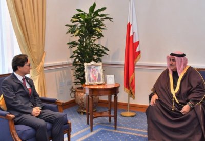 مستشار جلالة الملك للشؤون الدبلوماسية يستقبل سفير جمهورية كوريا لدى مملكة البحرين