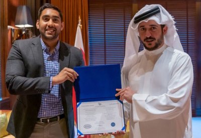 خالد بن حمد يلتقي الدكتور فارس نور الدين ويُهنئه بحصوله على البورد السعودي لجراحة العظام
