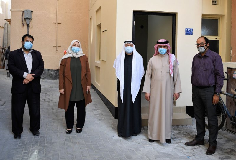 وكيل شؤون البلديات يسلم ثلاثة بيوت من "الآيلة للسقوط"
