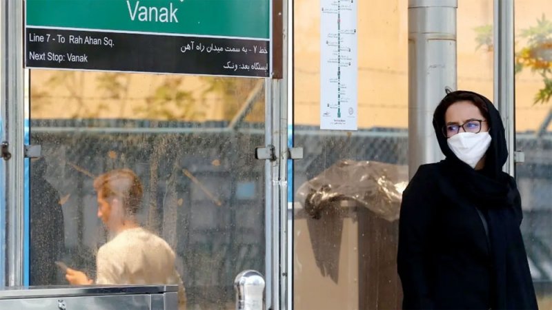إيران تفاخر بلقاح محلي.. و167 صيدلانيًا يردون: "مزحة"