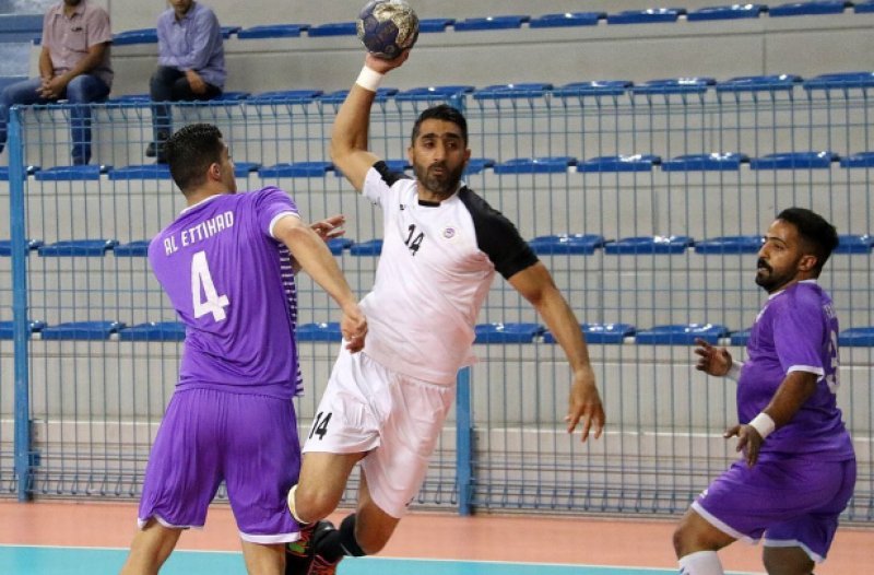 محمود عبدالقادر باقٍ مع يد باربار