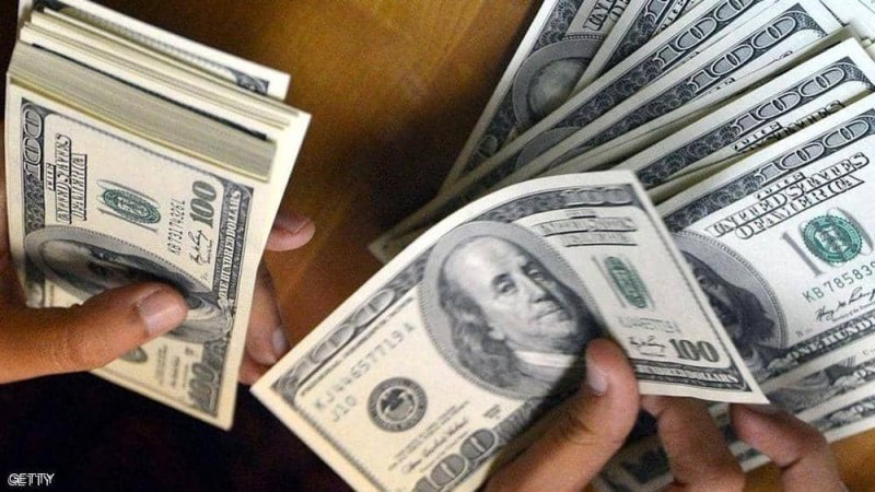 الدولار يبلغ أدنى مستوى في أعوام