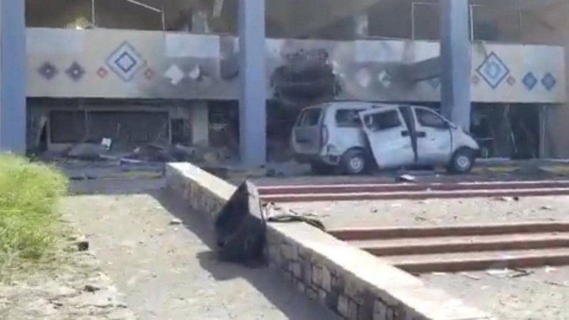 نجاة وزراء الحكومة اليمنية من انفجاري مطار عدن