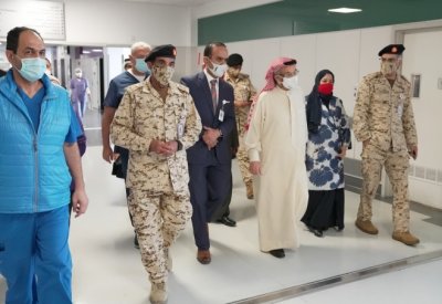 رئيس المجلس الأعلى للصحة يدشن مركز التطعيم في مستشفى الملك حمد الجامعي