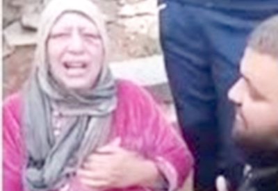 بالفيديو: يرمي والدته في الشارع
