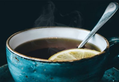 دراسة: شرب 5 أكواب من الشاي يوميا يحسن التركيز لدى كبار السن!