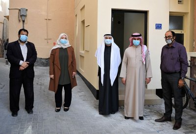 وكيل شؤون البلديات يسلم ثلاثة بيوت من "الآيلة للسقوط"  