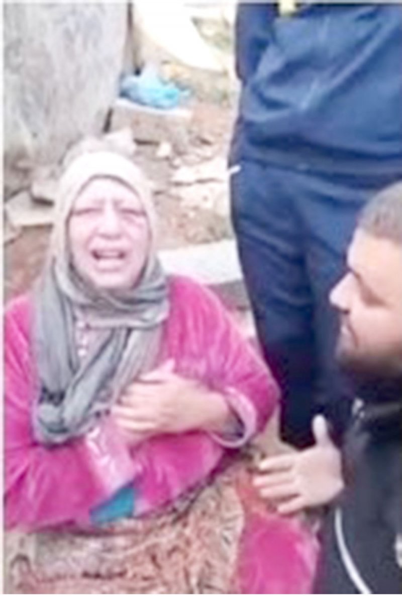 بالفيديو: يرمي والدته في الشارع