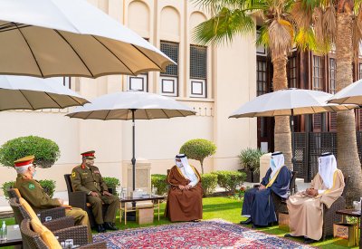 سمو ولي العهد نائب القائد الأعلى رئيس مجلس الوزراء يستقبل قائد الدروع الملكية