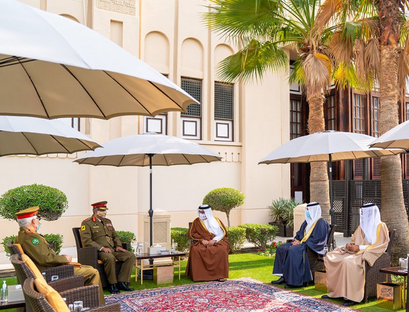 سمو ولي العهد نائب القائد الأعلى رئيس مجلس الوزراء يستقبل قائد الدروع الملكية