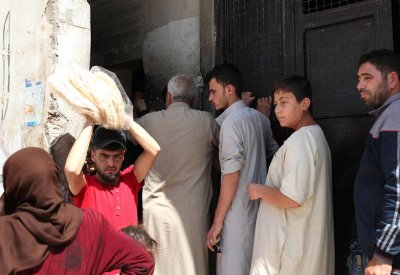 "باسم الوطن جوعونا".. صرخات الخبز تتعالى في سوريا