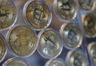 بعد قفزتها "الصاروخية".. "بيتكوين" تسجل هبوطا كبيرا