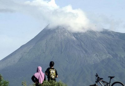 بركان يثور في إندونيسيا.. والخطر "5 كيلومترات"
